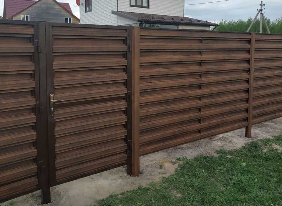 Горизонтальный металлоштакет (темный дуб