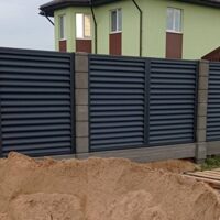 Забор жалюзи в сочетании с евростолбами