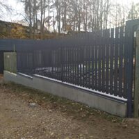 Ленточный фундамент, забор из металлоштакетника